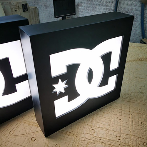 Letrero caja de luz con logo